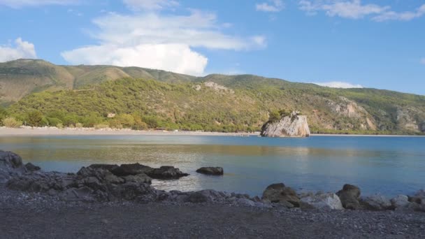 Горбиста берегами спокійній бухті з одиноким Mingardo скелі в море. Панорама напрямку Palinuro узбережжя, Італія — стокове відео