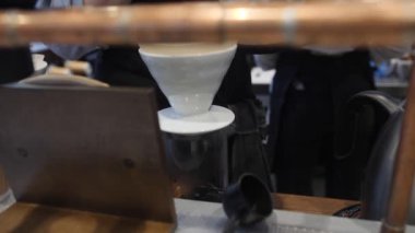 Barista kahve ile filtreiçine sıcak su döker, kahve demleme. Alternatif kahve yapma yöntemi