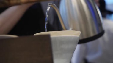 Kıymalı tencereden dökülen su, öğütülmüş coffe ile filtreye dökülür. Bir sabah sıcak içecek yapma