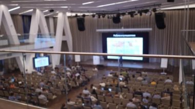 Hoparlör koltuk satırları ile büyük odada seyirci için bir sahne ders. Odaklanmamış