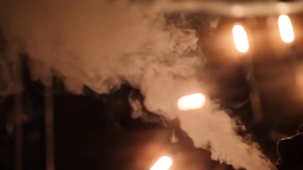 Καπνός Χούκα στο σκοτάδι. Ζεστό φως ως φόντο — Αρχείο Βίντεο