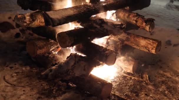 Un grand feu de camp brûle la nuit d'hiver. Cheminée chaude et lumineuse — Video