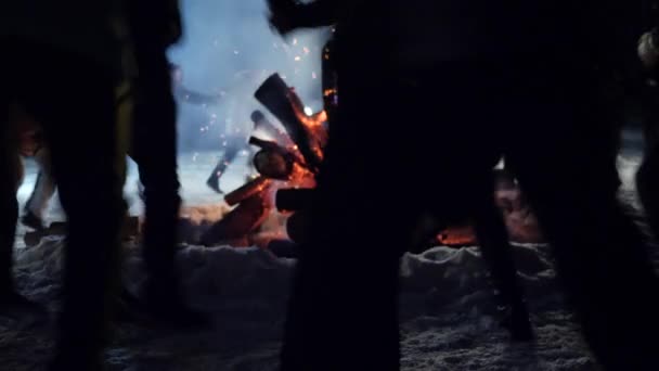ラウンドダンスで大きな明るい火の周りを実行している人々のシルエット — ストック動画