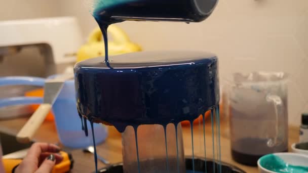 Verter glaseado azul índigo en un pastel dulce. Hacer delicioso postre en una cocina — Vídeo de stock