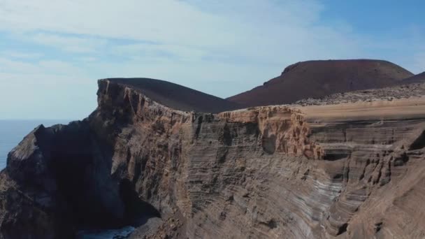 Fliegen an steilen Klippen entlang. Vulkangestein der Insel Faial — Stockvideo