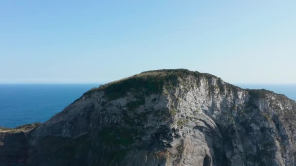 Aerial of whitish rocks of Castelo Branco projecting far into the sea. Faial, Azores — Stock Video