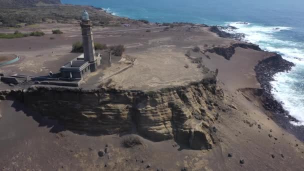 Phare Capelinhos abandonné après l'éruption. Aérien de Faial île, Açores — Video