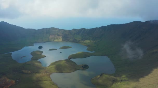Vulcano tra le nuvole. Enorme caldera di Corvo stratovolcano con laghi sul suo pavimento. Aerea delle Azzorre — Video Stock