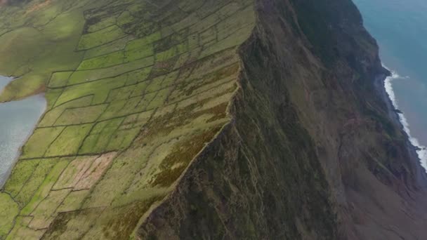Fliegen durch die Wolke auf dem Gipfel des Berges. Antenne des Vulkans Caldeirao auf der Insel Corvo, Azoren — Stockvideo