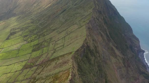 Pendientes bordeadas de estratovolcán verde inactivo. Aérea del volcán Caldeirao, Corvo, Azores — Vídeo de stock