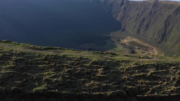A fiú és a lány belenéz a nagy inaktív vulkán mély calderájába. Faial-sziget levegője, Azori-szigetek — Stock videók