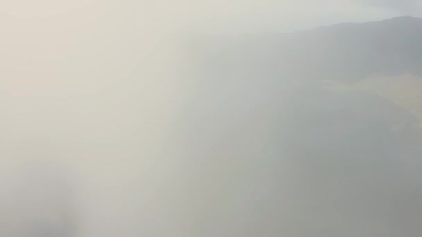 Летит сквозь облако на вершине горы. Аэроплан вулкана Кальдейрао на острове Корво, Азорские острова — стоковое видео