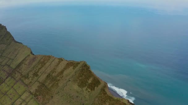 Tepenin üzerinden uçuyor. Deniz kıyısındaki bir dağ. Volkan kalderasının yeşil yamaçları. Corvo, Azores. — Stok video