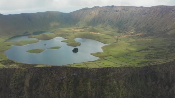 コルボ島の急な崖。カルデイラオ火山、その斜面、湖の空中. — ストック動画