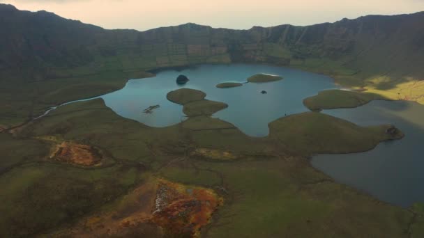 Luchtfoto van onder de wolk. Uitzicht op caldera meren van Corvo vulkaan, Azoren — Stockvideo