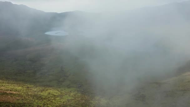 Dålig sikt i molnet ovanför Caldeirao. Gröna sluttningar och sjöar i Corvo, Azorerna — Stockvideo