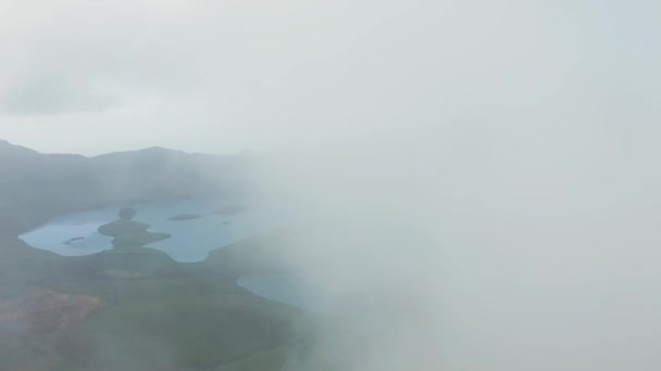 Nublado en la cima de la isla de Corvo. Enorme caldera de estratovolcán extinto con lagos y campos. Disparo aéreo — Vídeos de Stock