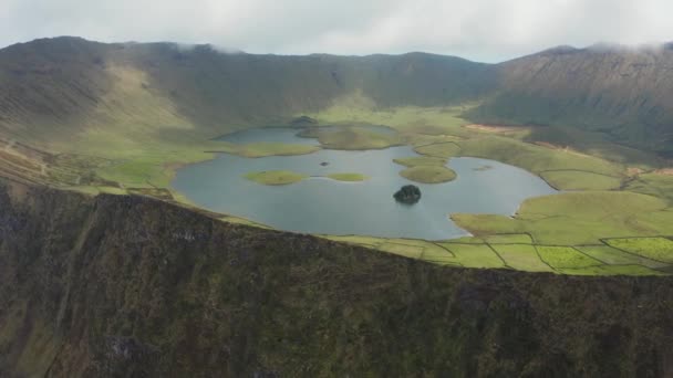 Jezioro w ogromnej kalderze. Szczyt wulkanu Caldeirao w chmurach. Zdjęcie Corvo, Azory — Wideo stockowe