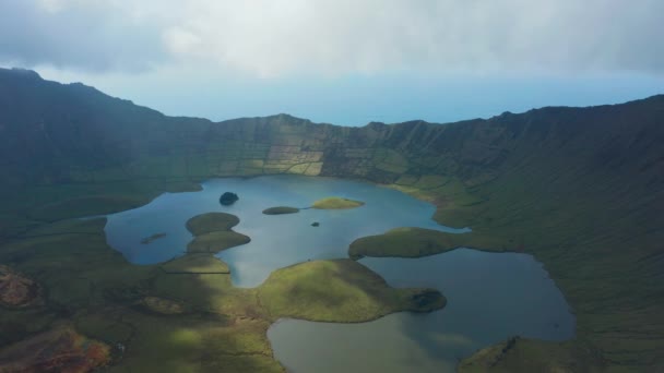 Pendientes verdes de caldera del estratovolcán extinto Caldeirao do Corvo. Aérea del archipiélago de la isla de Azores — Vídeos de Stock