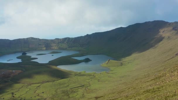 Der erloschene Vulkan Caldeirao und zwei Seen am Boden der riesigen Caldera. Antenne der bedeckten Insel Corvo, Azoren — Stockvideo