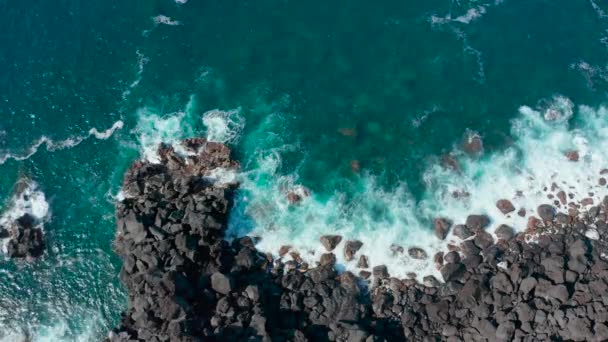 Surfe em uma costa pedregosa do oceano Atlântico. Rolo de água transparente transparente em rochas e colidir com espuma — Vídeo de Stock