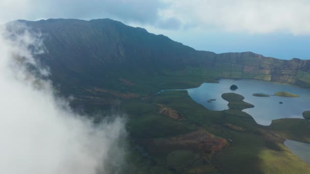 Volando en nubes blancas sobre la enorme caldera del volcán inactivo de la isla de Corvo, Azores, Portugal — Vídeo de stock