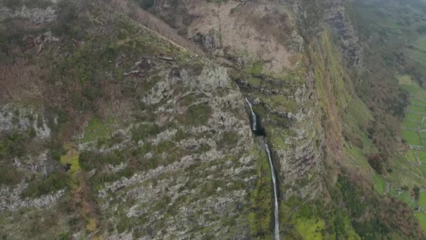 Aérien de cascade dans les hautes montagnes. Cascade sur gorge rocheuse. Flores, Açores 