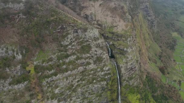 Luchtfoto van waterval in hogere bergen. Waterval op rotsachtige kloof. Flores, Azoren — Stockvideo