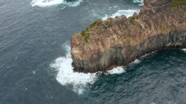 Verticale rotsen in de oceaan gewassen door schuimende golven. Luchtfoto van Terceira eiland, Azoren — Stockvideo