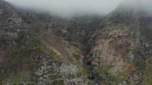 Aérien de cascade de Bacalhau. Montagnes rocheuses dans les nuages. Île de Flores, Açores 
