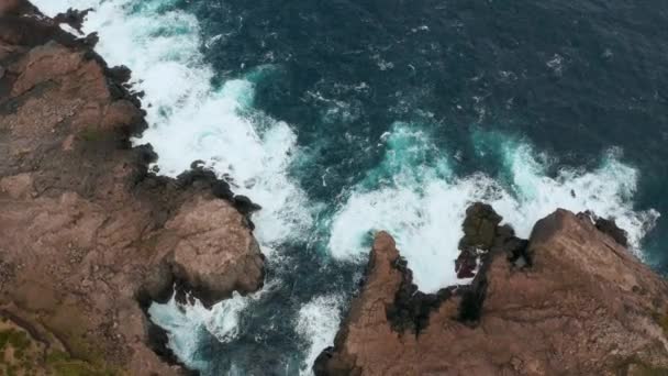 Mousse blanche de vagues de mer au pied d'une falaise rocheuse escarpée. Aérien des Açores — Video