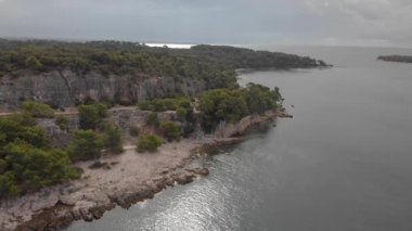 Deniz kıyısındaki kayalıklarda eski taş ocağı. Hırvatistan 'ın Rovinj kentindeki Park Ormanı Zlatni Rt. Hava görüntüsü