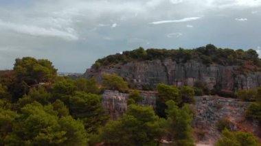 Adriyatik Denizi 'nin taşlı bir kıyısındaki dik kayalık duvardan oluşan bir hava veiw' i. Rovinj. Hırvatistan