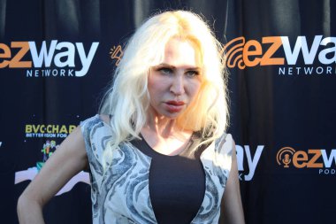 Los Angeles, CA - 31 Ağustos 2025: Los Angeles Sanat Bölgesi 'nde EZway' in Los Angeles stüdyosunun açılışı için düzenlenen EZway LA Fırlatma ve Kurdele Kesme Töreni için kırmızı halı geldi.