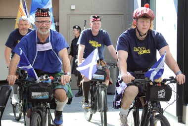 Hollywood, CA - 7 Eylül 2025: Avrupa 'dan Münih' e birkaç İskoç 'un bisiklet yolculuğu sonrasında Münih' e Kırmızı Halı Gelişi ve gala çekimleri.