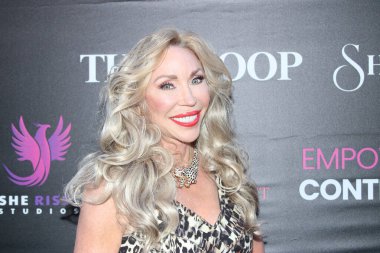 Hollywood, CA - 11 Eylül 2025: Hollywood, Kaliforniya 'daki St. Felix' te düzenlenen Fenix TV Hediye Suiti için kırmızı halı teslimatı.