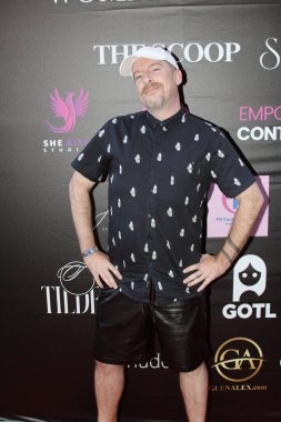 Hollywood, CA - 11 Eylül 2025: Hollywood, Kaliforniya 'daki St. Felix' te düzenlenen Fenix TV Hediye Suiti için kırmızı halı teslimatı.