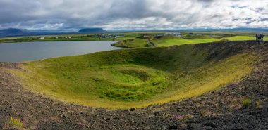 Lake Myvatn ve göl kenarındaki North Iceland'deki / Skutustadir Pseudocraters