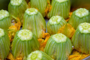 Kabak dolması çiçek pişirme / squash çiçek - pirinç, domates ve otlar ile doldurulmuş bir İtalyan ve Yunan incelik