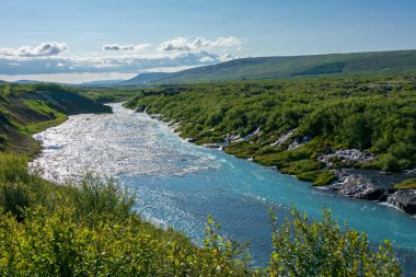 İzlanda, gözenekli lav kaya watterfalls gibi nerede su çıkan Hraunfossar lav düşüyor