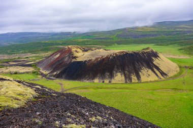 İzlanda'daki Grabrok yanardağ lav vadiden dramatik panoramik