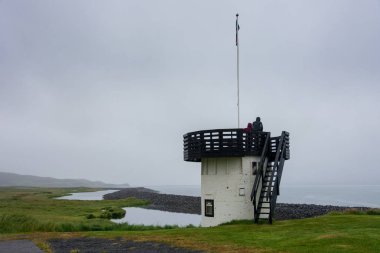Dramatik kumsalda Skagafjordur, mavi saat gün batımı sırasında North Iceland'deki / siyah çakıl, yeşil çim ve lagünler