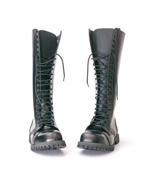 背の高い黒ニーハイ戦闘ファッション パンク大井ブーツの裏の白で隔離ねじ込み — ストック写真
