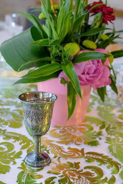 Table Seder Pessah Moderne Avec Des Décorations Vertes Dorées Tel — Photo