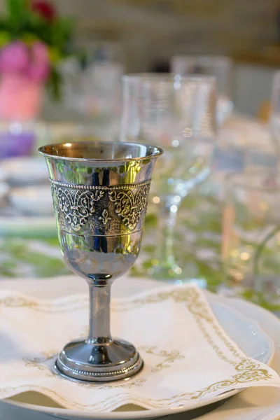 Moderna Påskhögtiden Seder Bord Med Grönt Och Guld Dekorationer Tel — Stockfoto