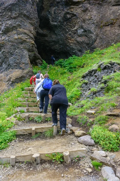 一个家庭徒步旅行附近美丽的 Glymur 瀑布在 Hvalfjordur 峡湾边缘 — 图库照片