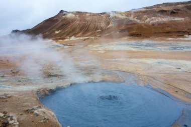 Namafjall Hverir Lake Myvatn yakınındaki North Iceland'deki / jeotermal alanında. Bu alan zengin kükürt volkanik çamur havuzları ve renkli formaions ve kabarcıklar ile Buhar
