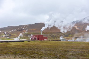 Magma tarafından ısınan su elektrik oluşturmak için kullanıldığı North Iceland'deki / daki Krafla jeotermal enerji istasyonu