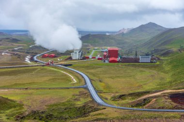 Magma tarafından ısınan su elektrik oluşturmak için kullanıldığı North Iceland'deki / daki Krafla jeotermal enerji istasyonu
