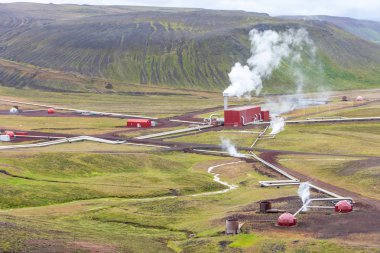 Magma tarafından ısınan su elektrik oluşturmak için kullanıldığı North Iceland'deki / daki Krafla jeotermal enerji istasyonu